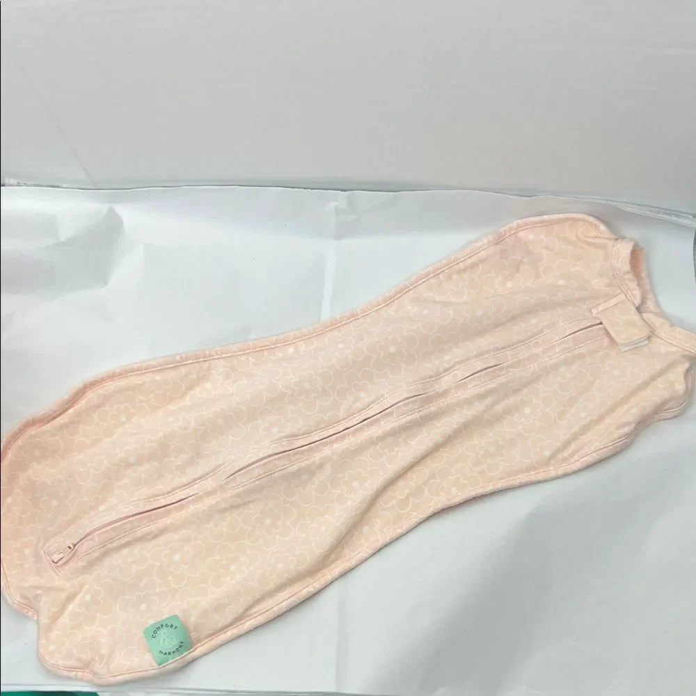 Comfort and Harmony Pale peach zip up sleep sac EUC size 0-3 months Pit